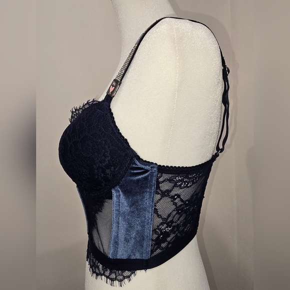 Victoria's Secret - Picture 3 of 9